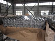 波形のコイルの屋根ふきのシートによって電流を通される鋼板