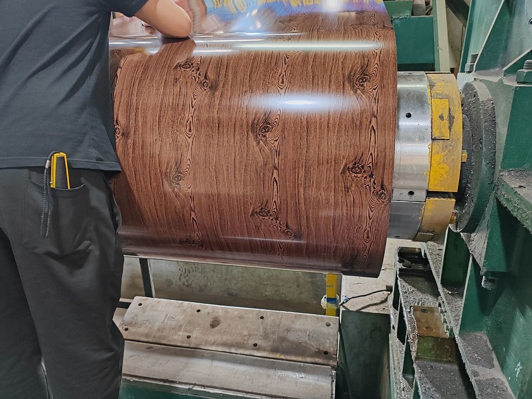PVDF プリペイント カーラー ステール コイル 幅 700 ′′1250mm 耐力 180 ′′320MPa 建設パネルおよび外装用