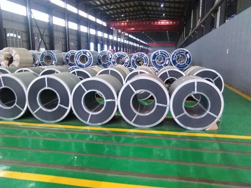 0.15 ～ 3.0 mm JIS G3141 SPCC SPCD SPCE 冷間圧延鋼コイル、幅 750 ～ 1250 mm、コイル重量 11MT 成形および工業用加工用