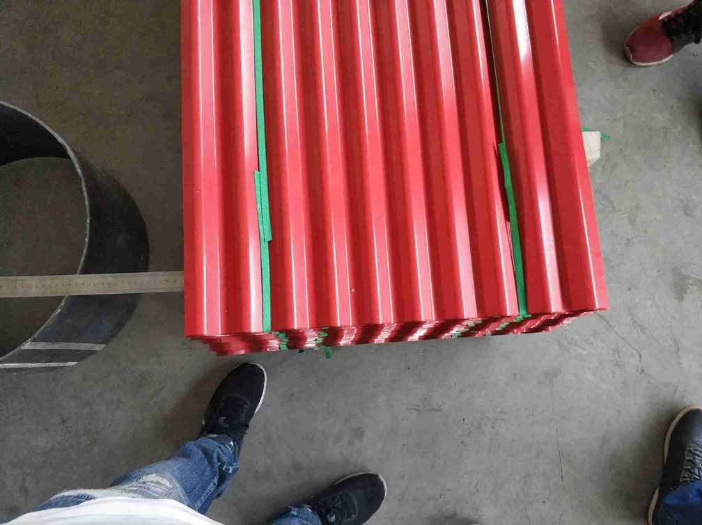 屋根や壁のカバー用の軽量色で覆われた波紋板金属パネル