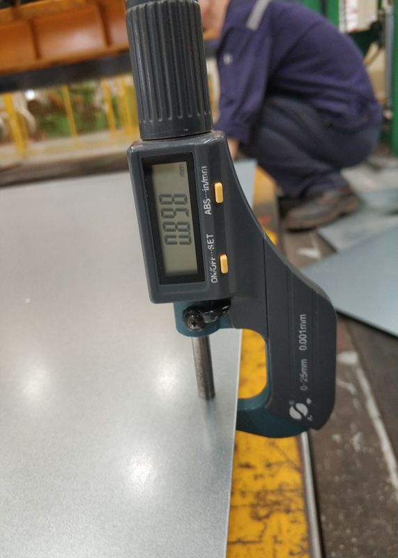 0.15mm 薄型熱浸した電熱鋼板 SGCC DX51D 1000 〜 1500mm 幅 機器およびシート金属アプリケーション